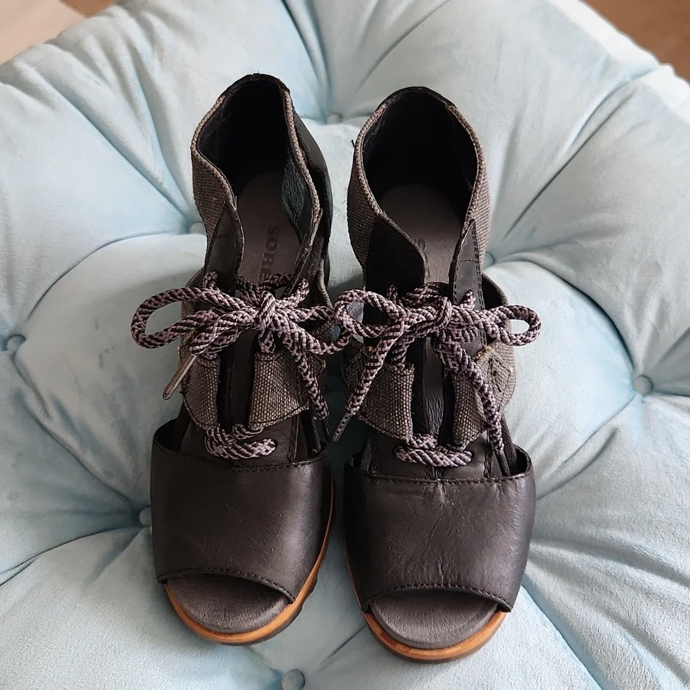 SOREL JOANIE LACE WEDGE SANDALS